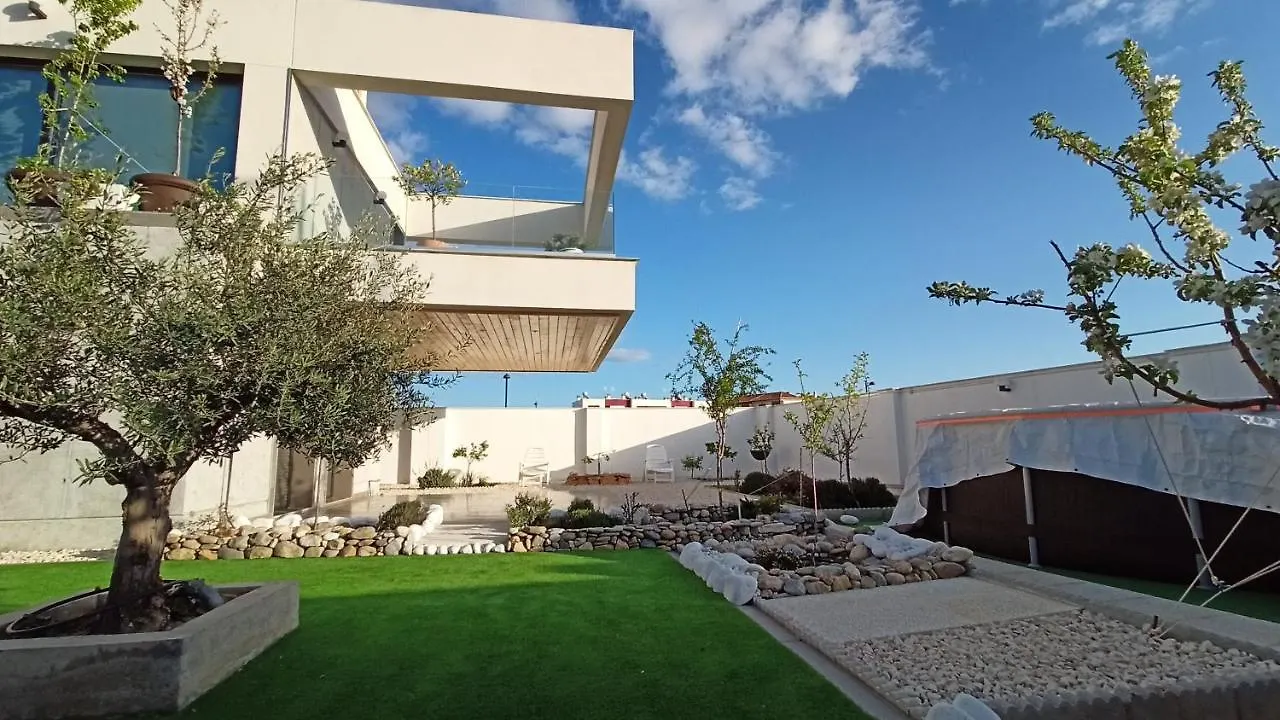 Chalet Con Piscina Y Jardin, No Fumadores Ni Fiestas Cullar Vega