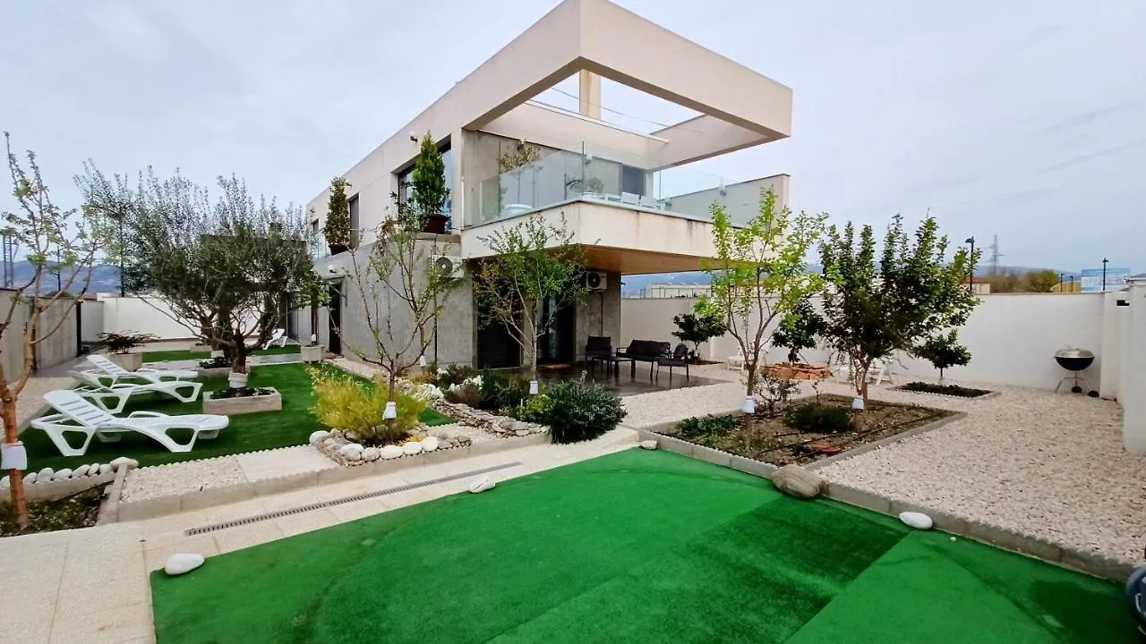Chalet Con Piscina Y Jardin, No Fumadores Ni Fiestas Cullar Vega